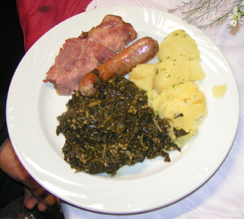 Grnkohl mit Salzkartoffeln, Kassler und der traditionellen Pinkelwurst